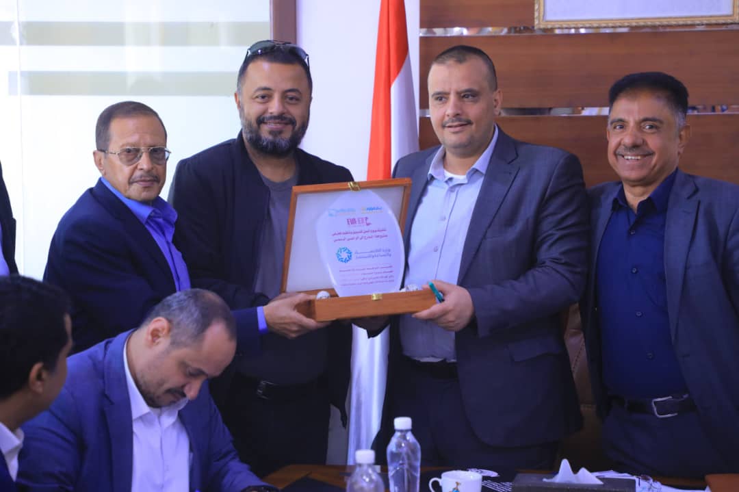 مدير مؤسسة بروج يكرّم القائم بأعمال وزير الاقتصاد والصناعة والاستثمار تقديرًا لدعمه للمعارض الإنتاجية